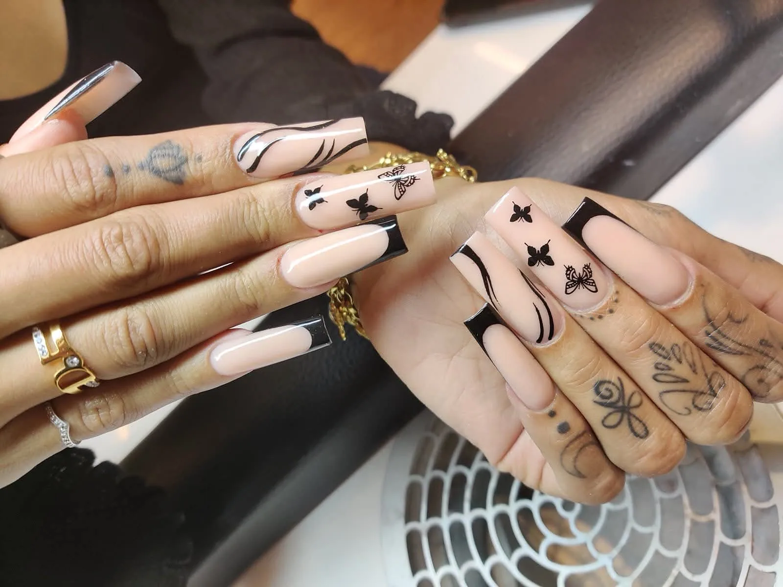 Butterfly French Nail Art von COCO Nails & Beauty Horgen