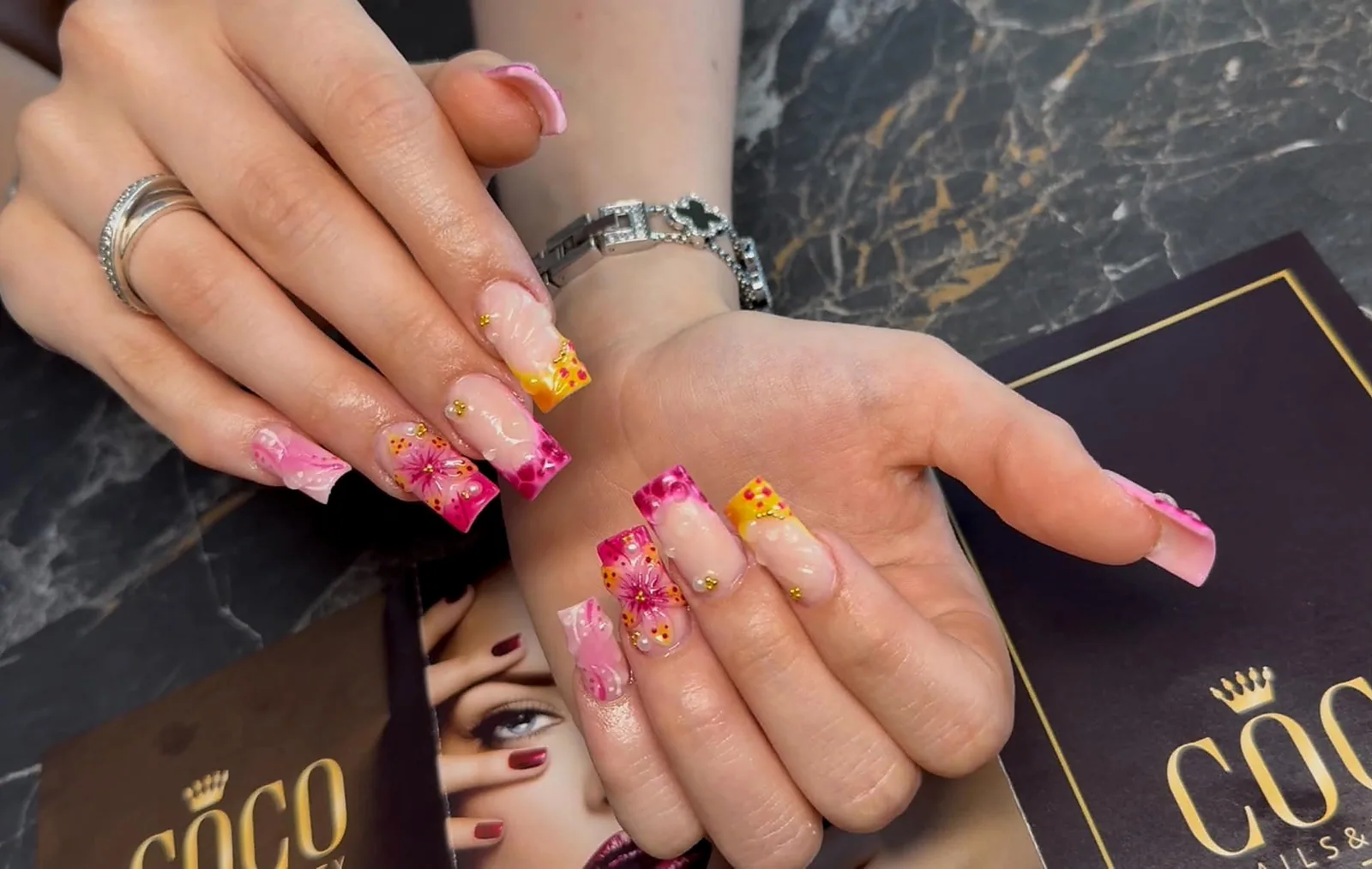 Verspielte Blütennägel von COCO Nails & Beauty Horgen