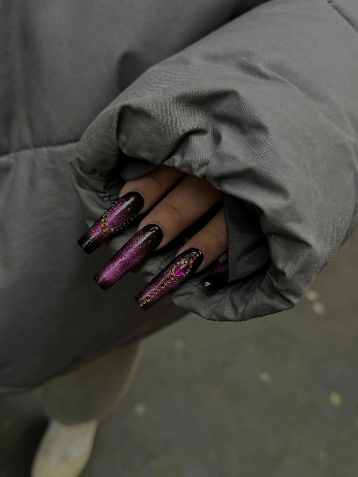 Pflaumen-Chrome Extensions von COCO Nails & Beauty Horgen