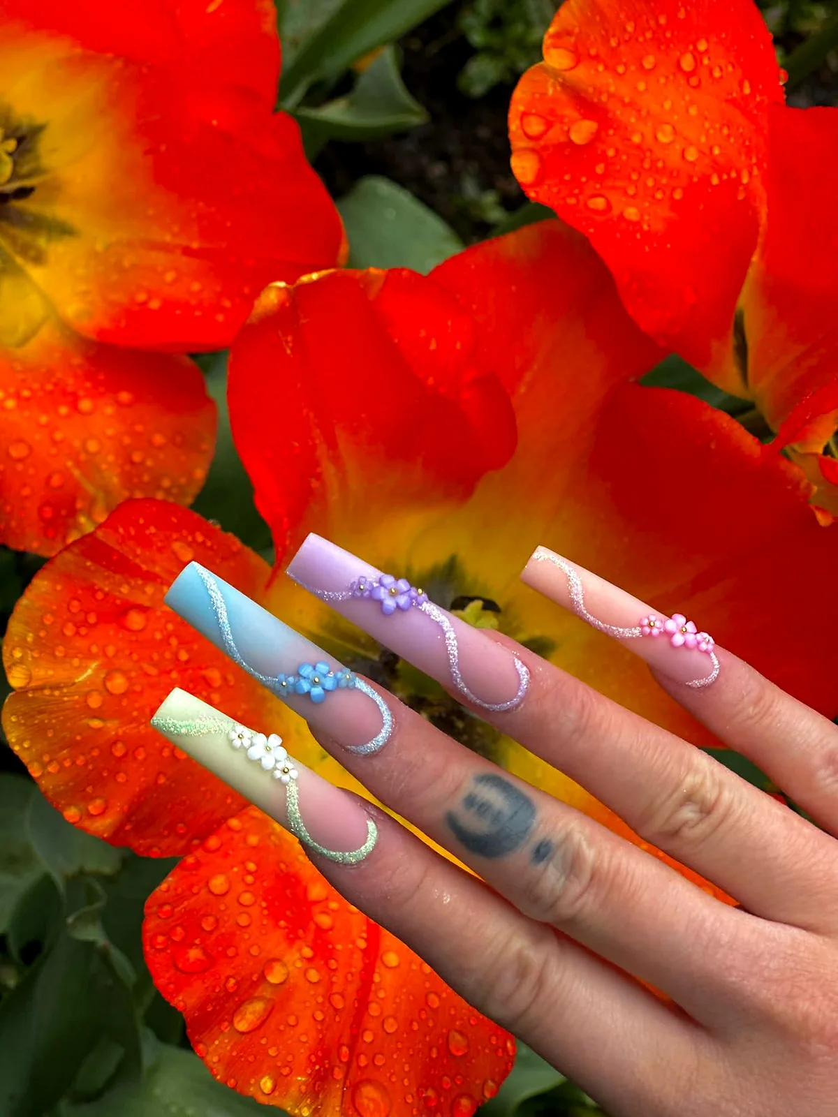 Rainbow French Nail Art von COCO Nails & Beauty Horgen