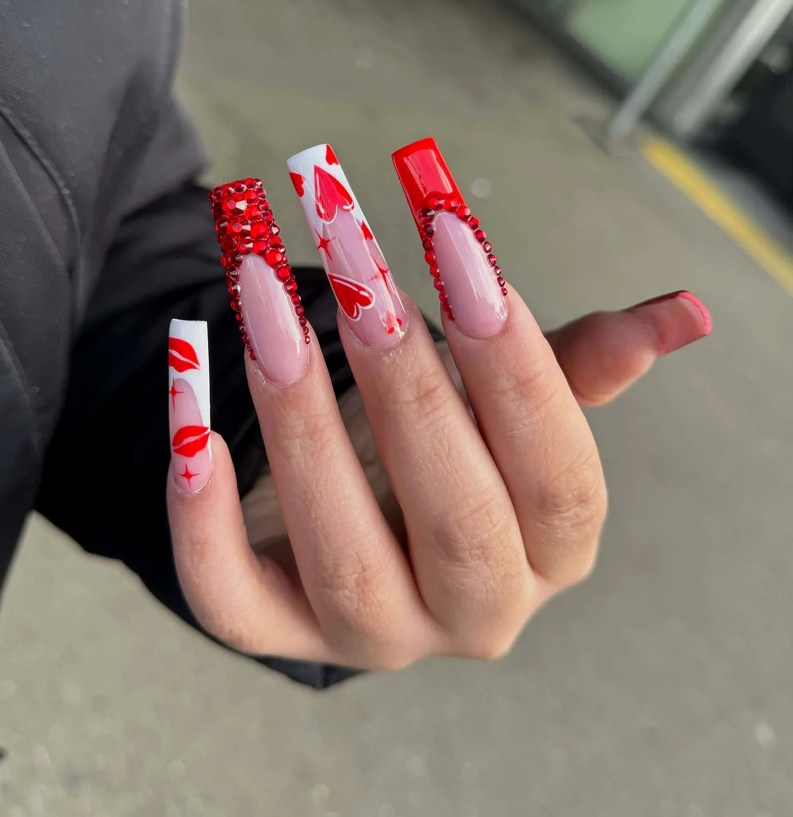 Rote Blüten-Extensions von COCO Nails & Beauty Horgen