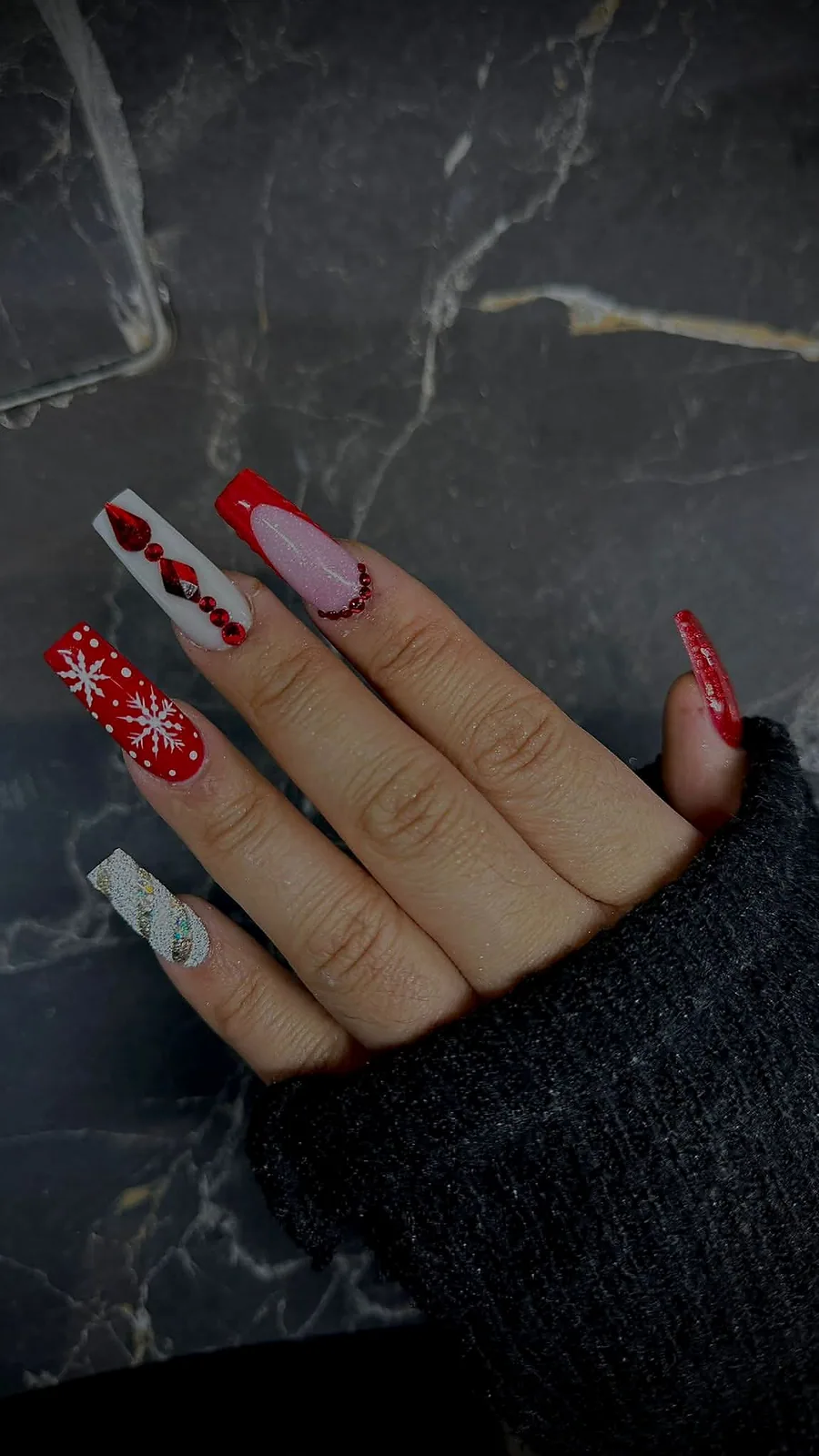 Rote Blüten-Maniküre von COCO Nails & Beauty Horgen